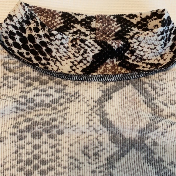 Forever 21 long sleeve mock neck snake print crop - Picture 12 of 12